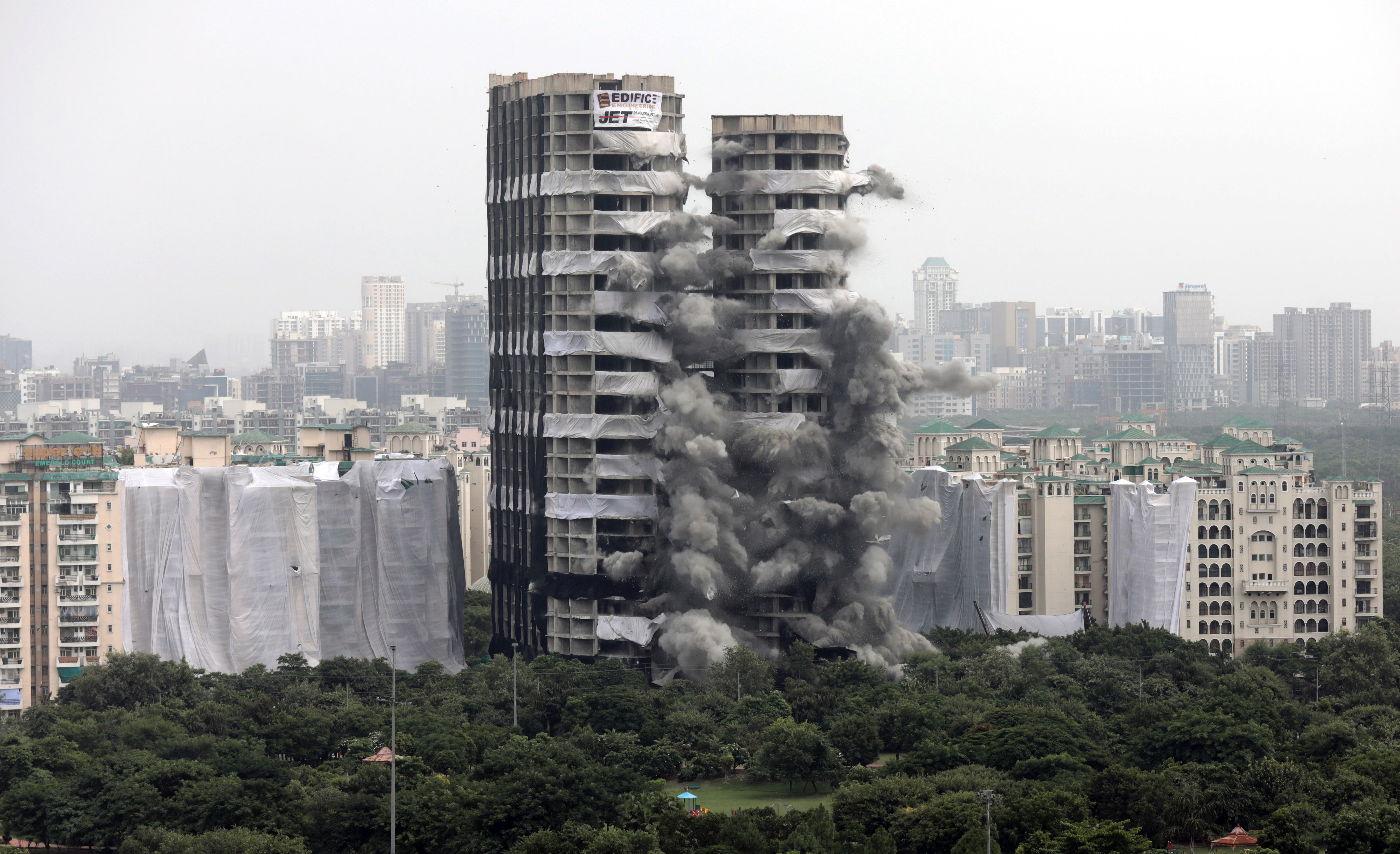Doi zgârie-nori construiți ilegal au fost demolați în câteva secunde, în India - VIDEO