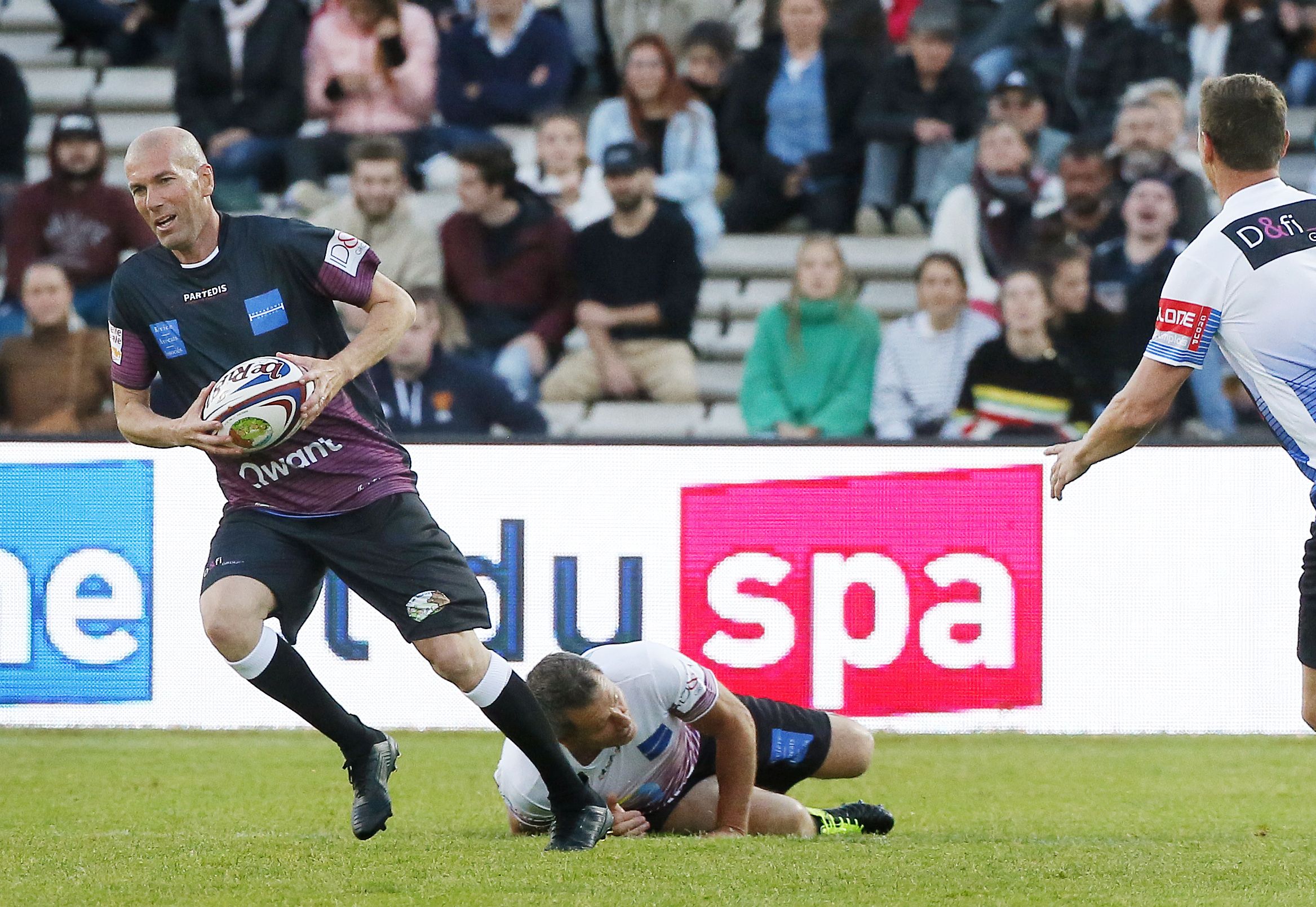 Zinedine Zidane a jucat rugby în cadrul unei acțiuni caritabile la Bordeaux. Arsene Wenger a oferit o imagine antologică | GALERIE FOTO&VIDEO