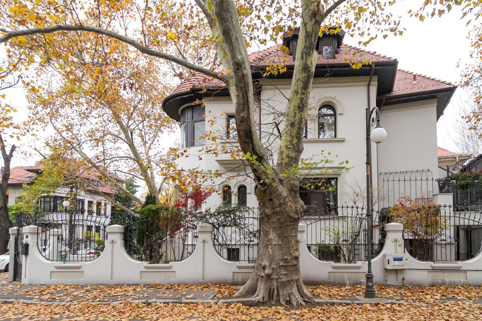 FOTO/ Cum arată vila dintr-o zonă de lux a Capitalei scoasă la vânzare cu aproape 2 milioane de euro