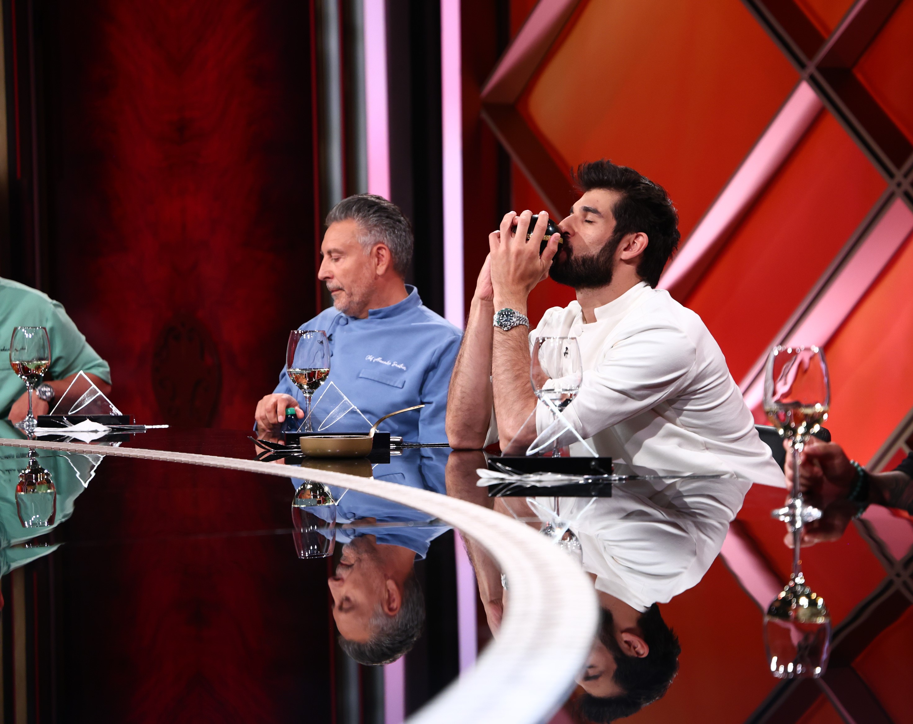 Chefi la cuțite 26 noiembrie 2025. Gina Bradea vine în show-ul de la Antena 1, iar Chef Ștefan Popescu oferă cuțitul de aur