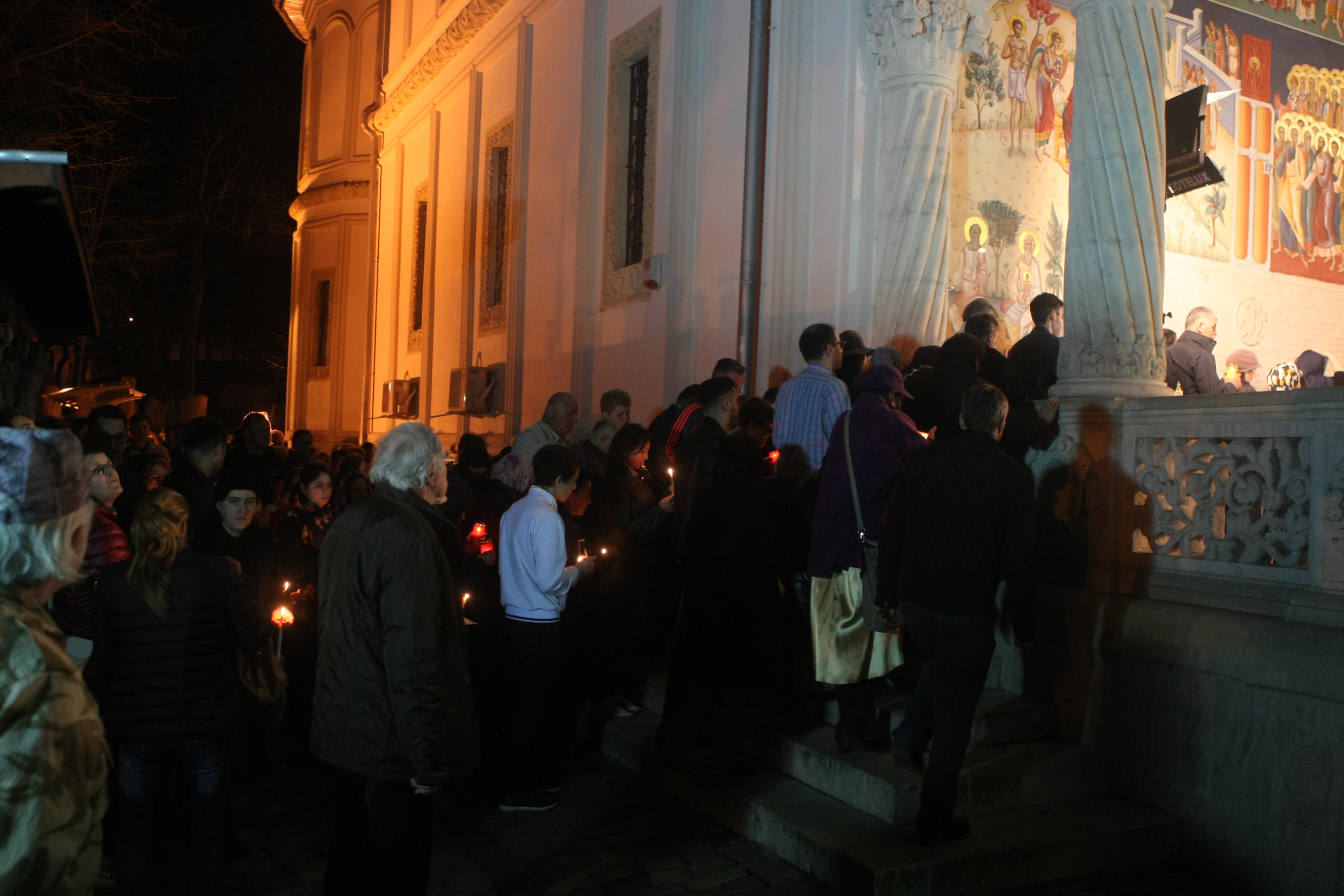 Credincioșii au participat la cântarea Deniei Prohodului la biserica Sfântul Gheorghe Nou din București GALERIE FOTO