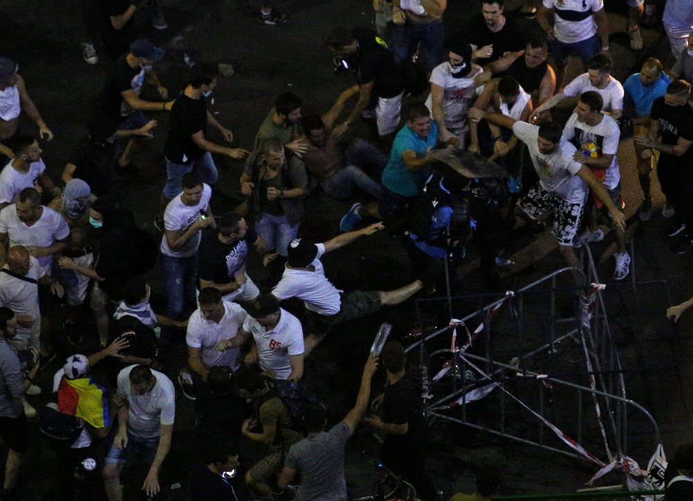 Doi jandarmi au fost luați la bătaie de protestatari. O femeie a cazut pradă furiei manifestanților