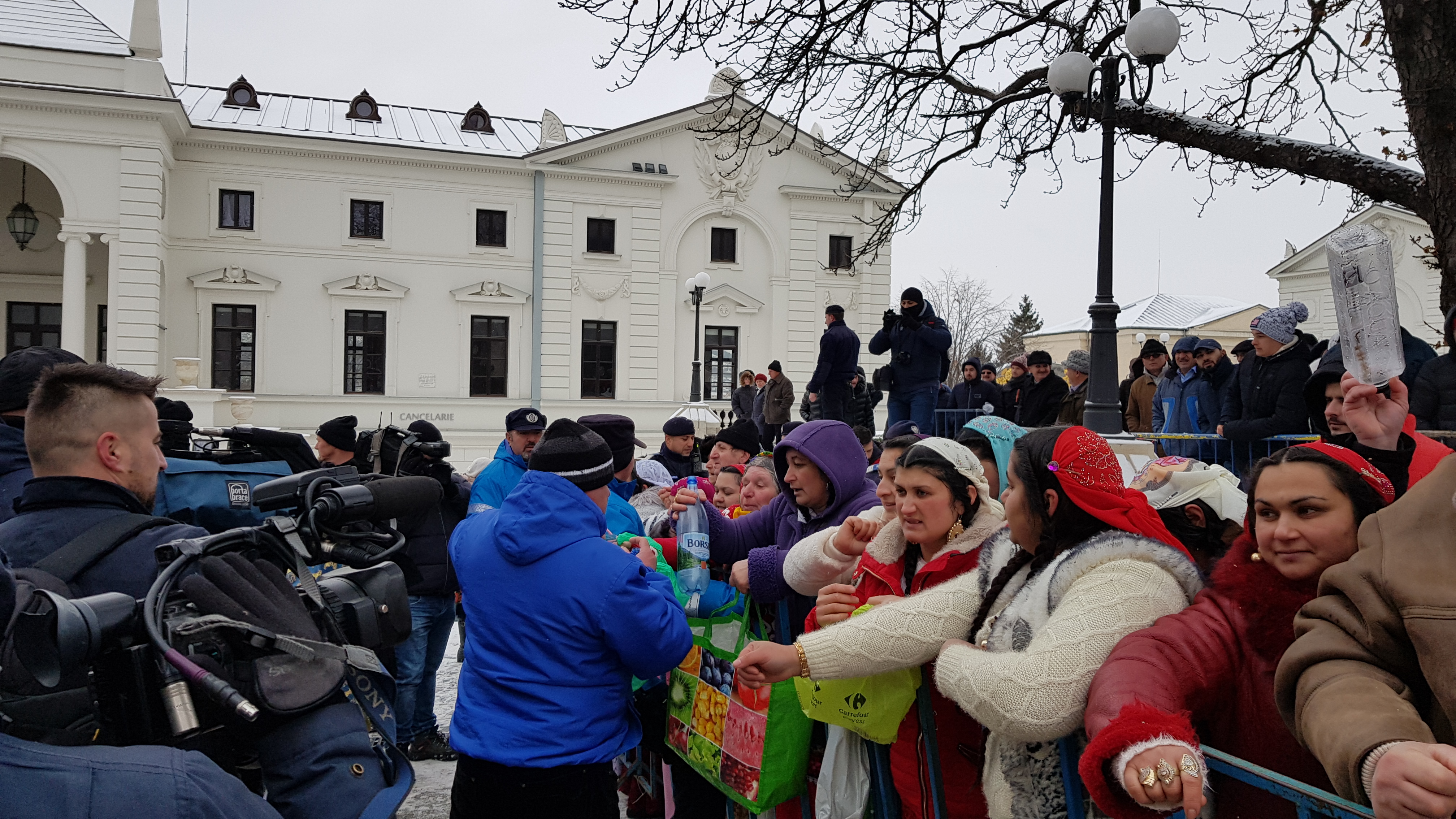 VIDEO&FOTO/ Peste 15.000 de litri de agheasmă au fost împărțiți la Iași. Nici anul acesta nu au lipsit îmbrâncelile și certurile
