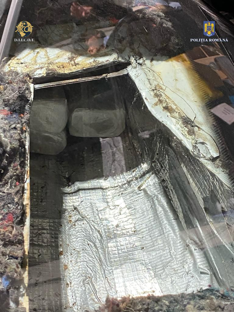 Cum penetrează cocaina prin vămile din România. Cazul lui Elvis Piroviq, albanezul care aduce câte 10 kg de droguri cu maşina, dar reuşeşte să stea departe de arest