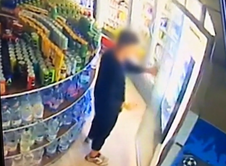 Megszüntették az eljárást a halasi csillagharcos ellen, aki hűtőszekrényeken keresztül próbált teleportálni egy másik dimenzióba – videó