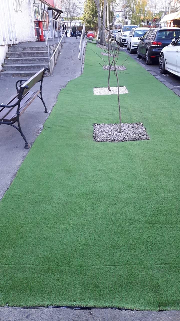 Primăria din Bacău a decorat străzile cu gazon... de plastic. Găselnița a revoltat locuitorii orașului