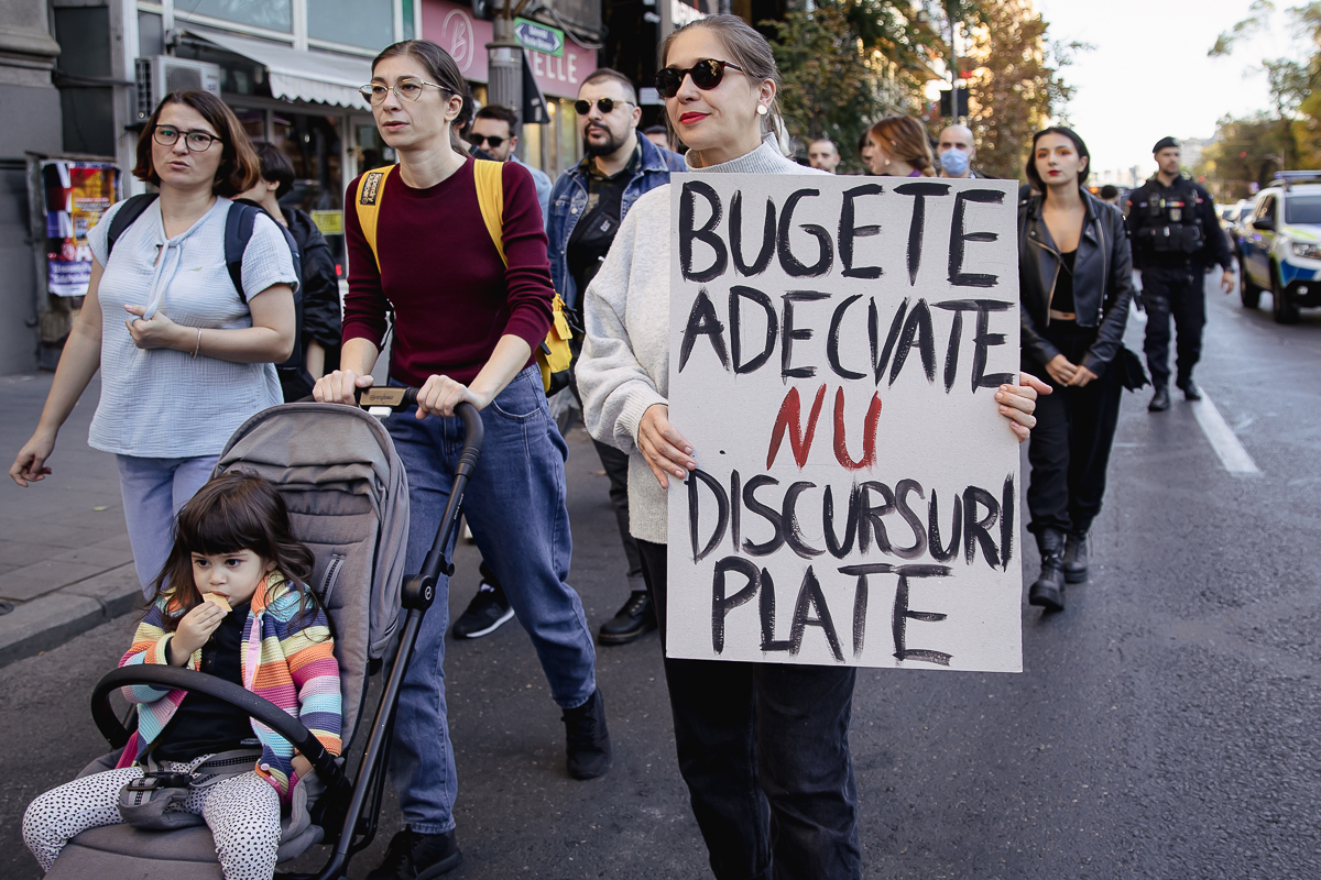 „Sute de femei sunt moarte, asta nu este dreptate”. Marșul prin care femeile cer să se simtă în siguranță în România: acasă, la muncă, pe stradă   