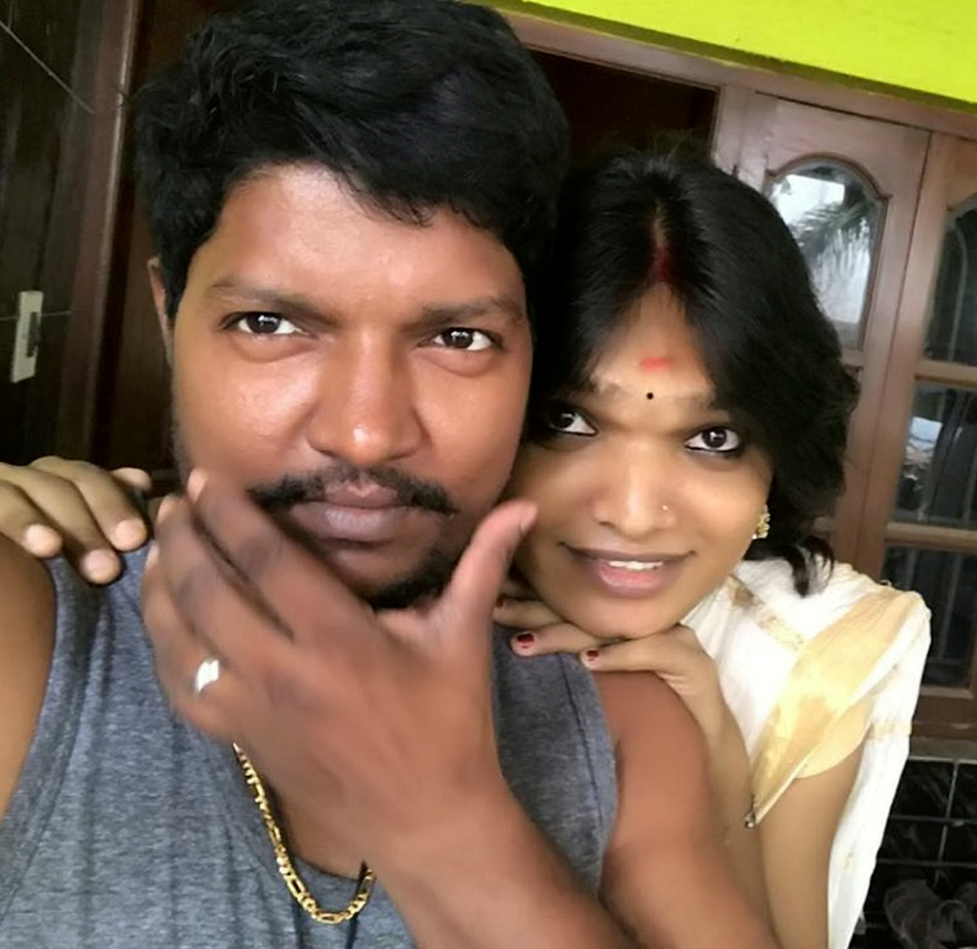 FOTO| În India, o femeie care a fost bărbat se căsătorește cu un bărbat care a fost femeie