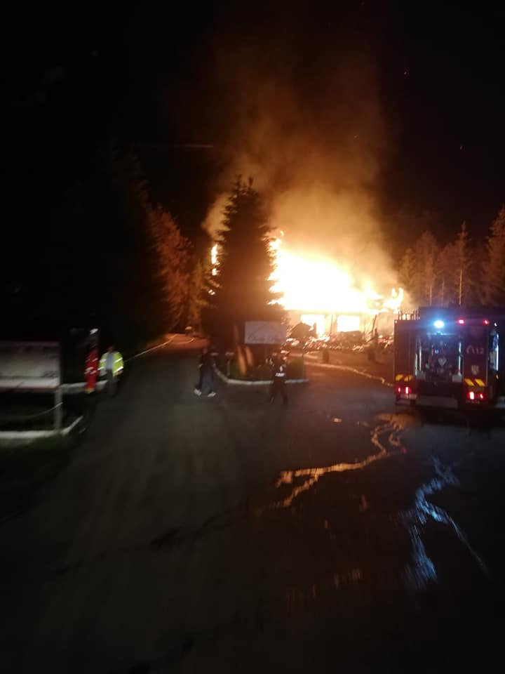 VIDEO | Cabana Cheile Buţii, mistuită de flăcări. O persoană a fost internată cu arsuri