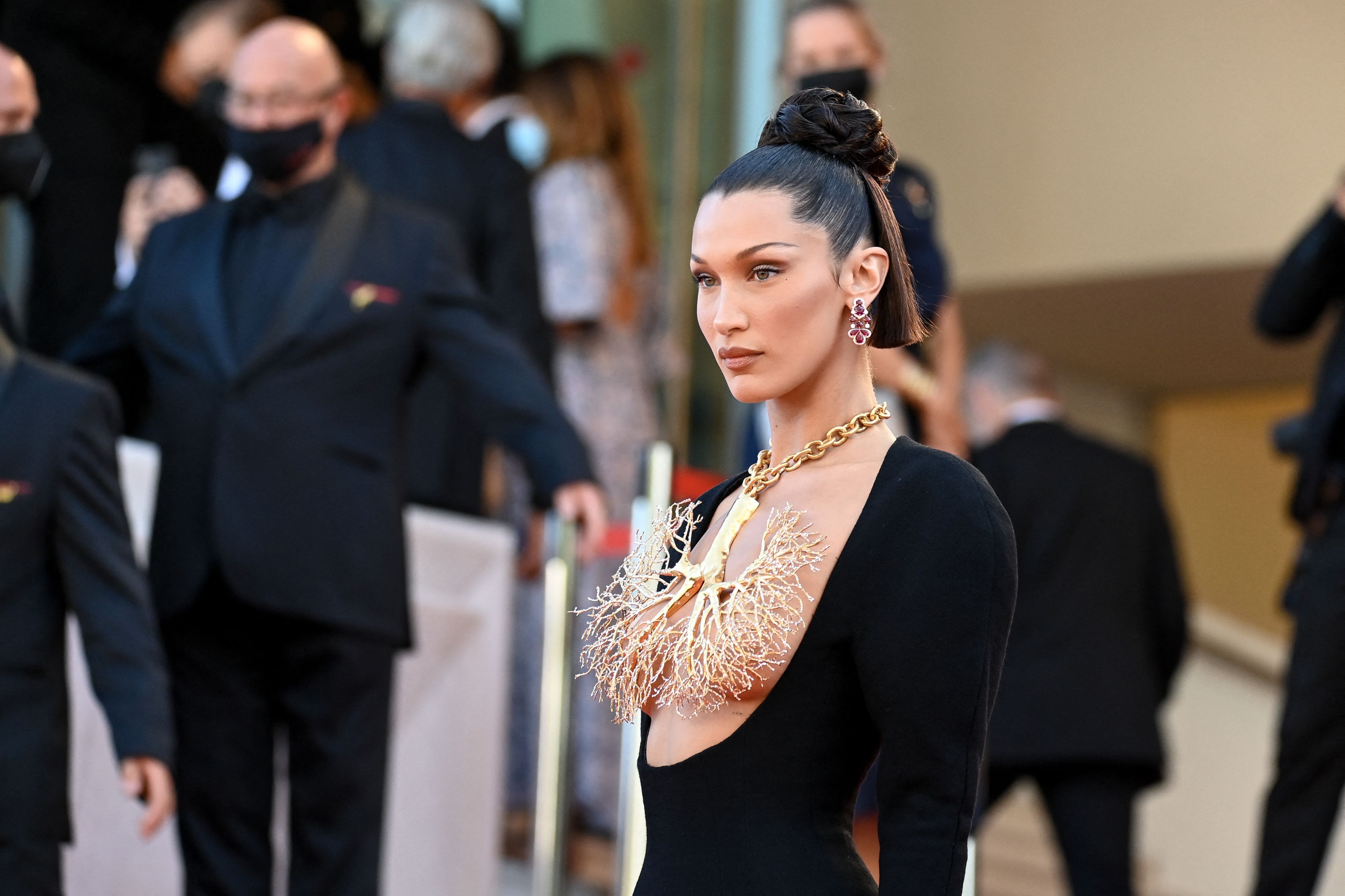 Bella Hadid și-a făcut prima operație estetică la 14 ani. Neagă că ar mai avea alte intervenții: „Haideți să punem capăt acestor speculații”
