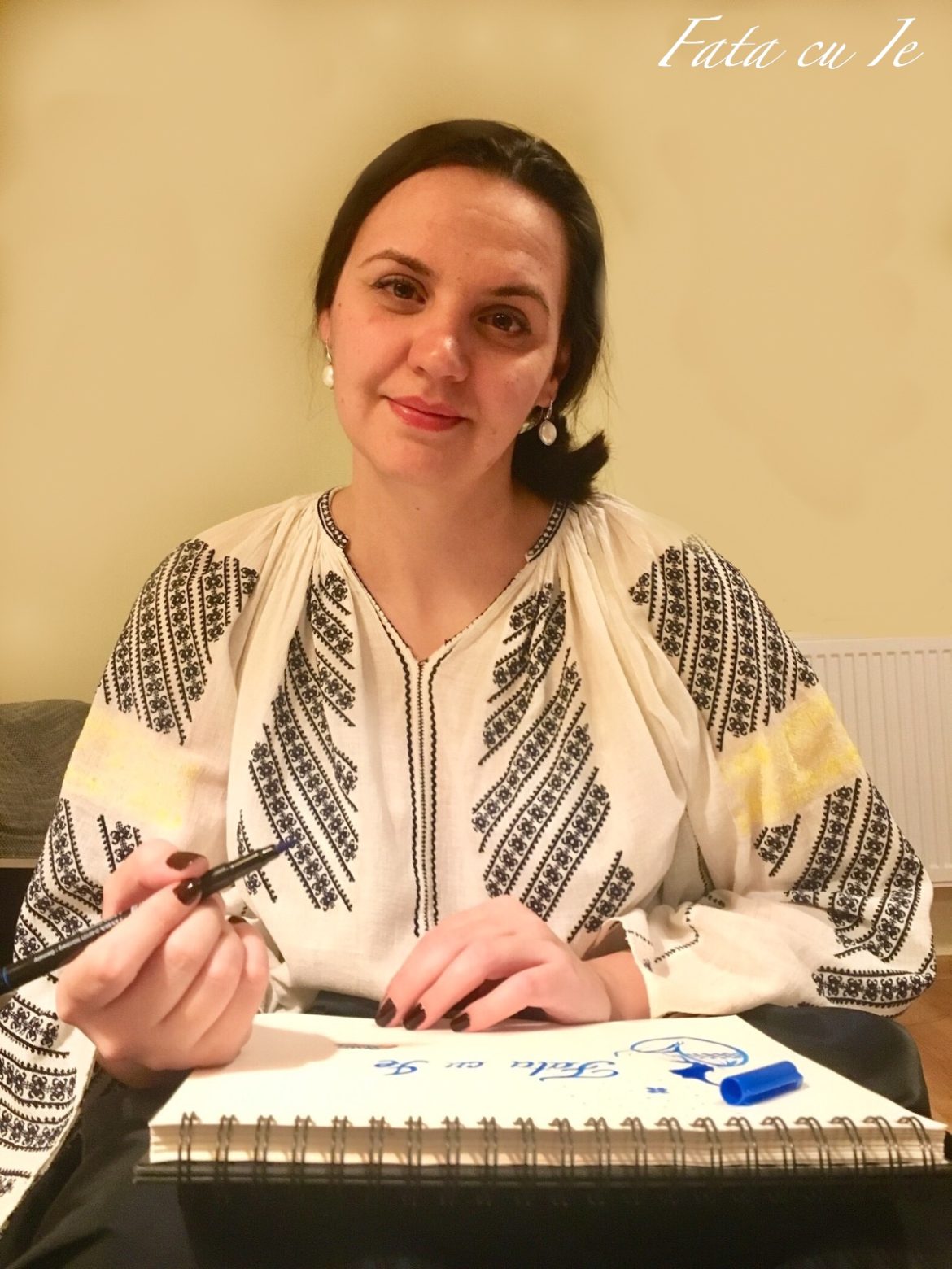 VIDEO / Fata care poartă ie în fiecare zi din anul Centenarului Marii Uniri. ”Semnele cusute pe cămăși poartă mesajul celor dinainte”