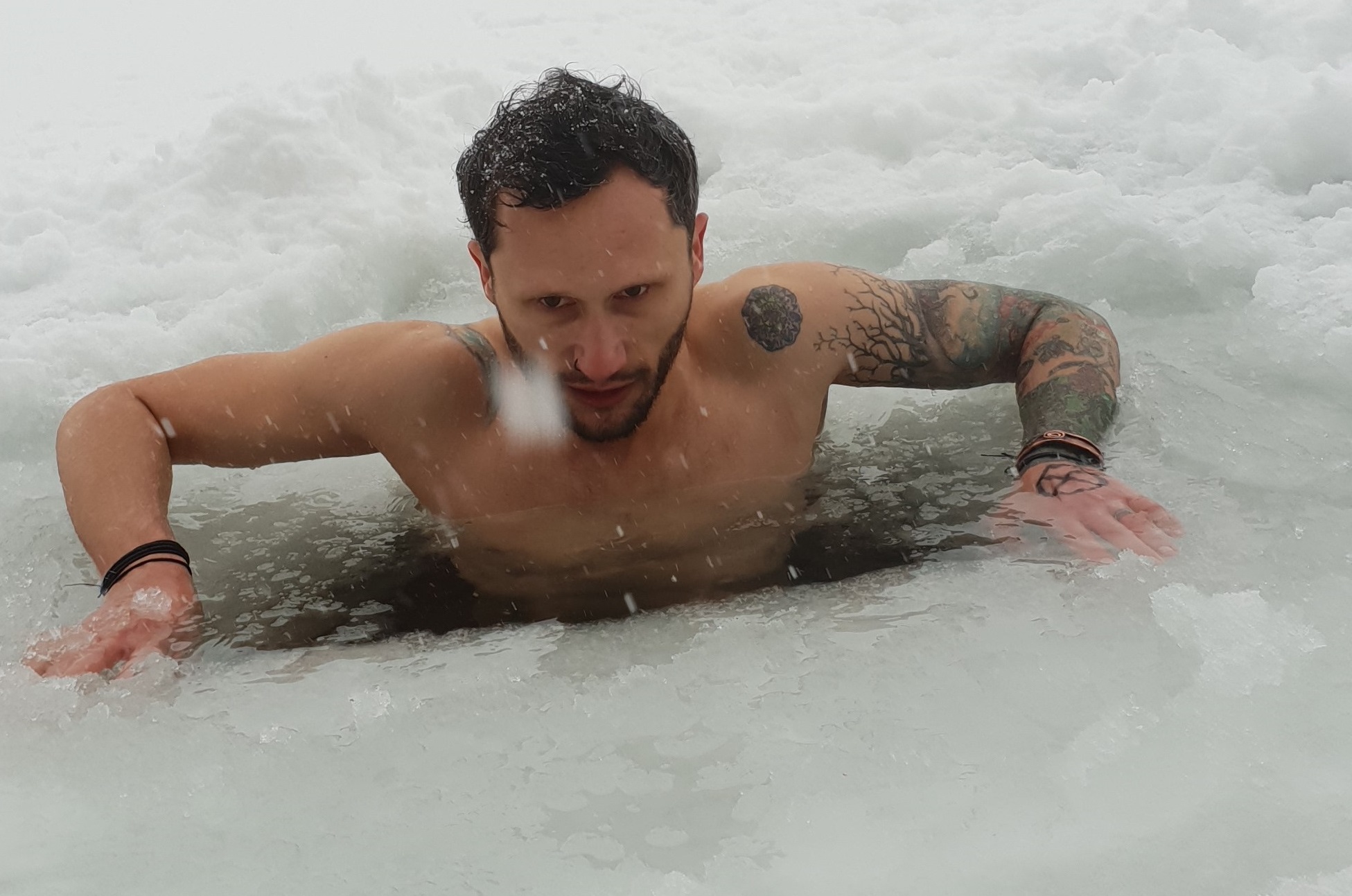 VIDEO/ Românul polar: face baie la copcă și are o sănătate de fier