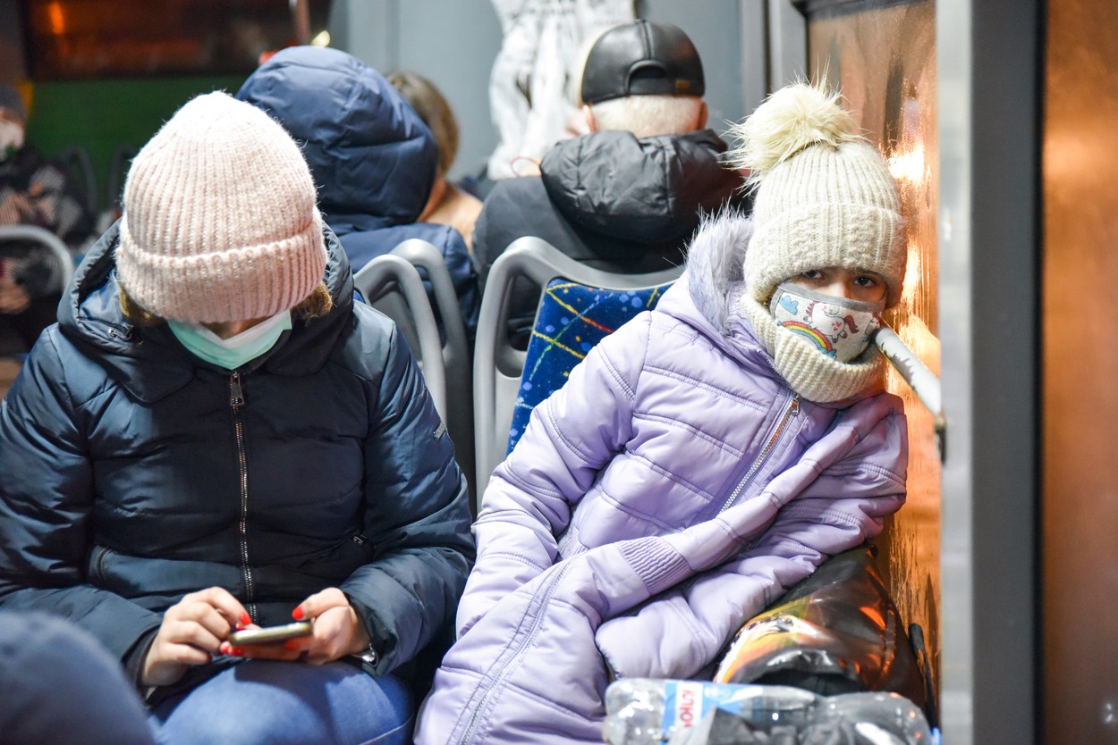 Imagini din Donețk. 700.000 de civili, inclusiv copii, în curs de evacuare spre Rusia