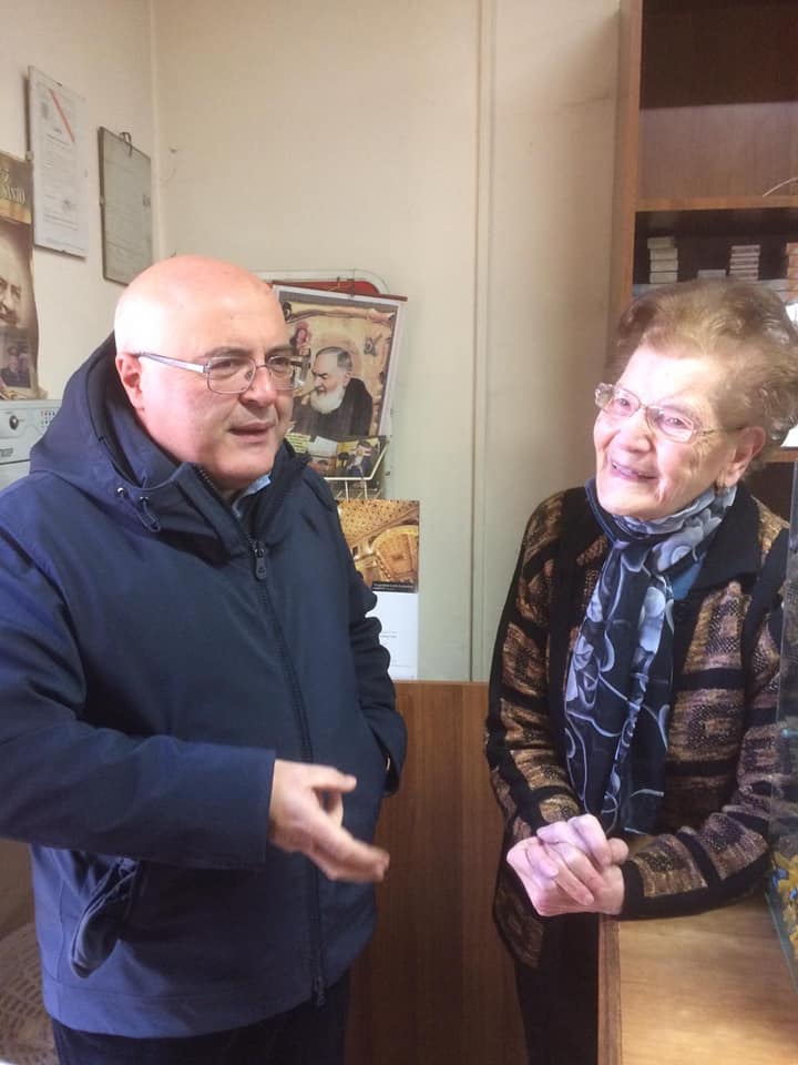 FOTO | Neînfricată la 90 de ani! O bătrână a devenit vedetă după ce a alungat un hoț înarmat