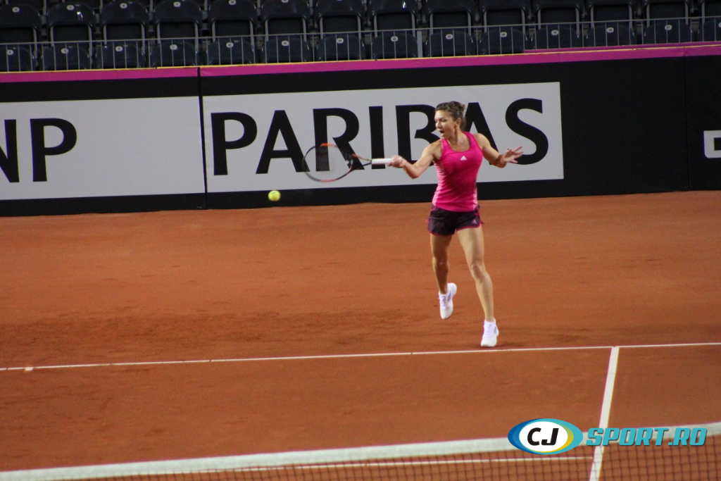 Fed Cup. Simona Halep a intrat în sală. Imagini de la primul antrenament al liderului României