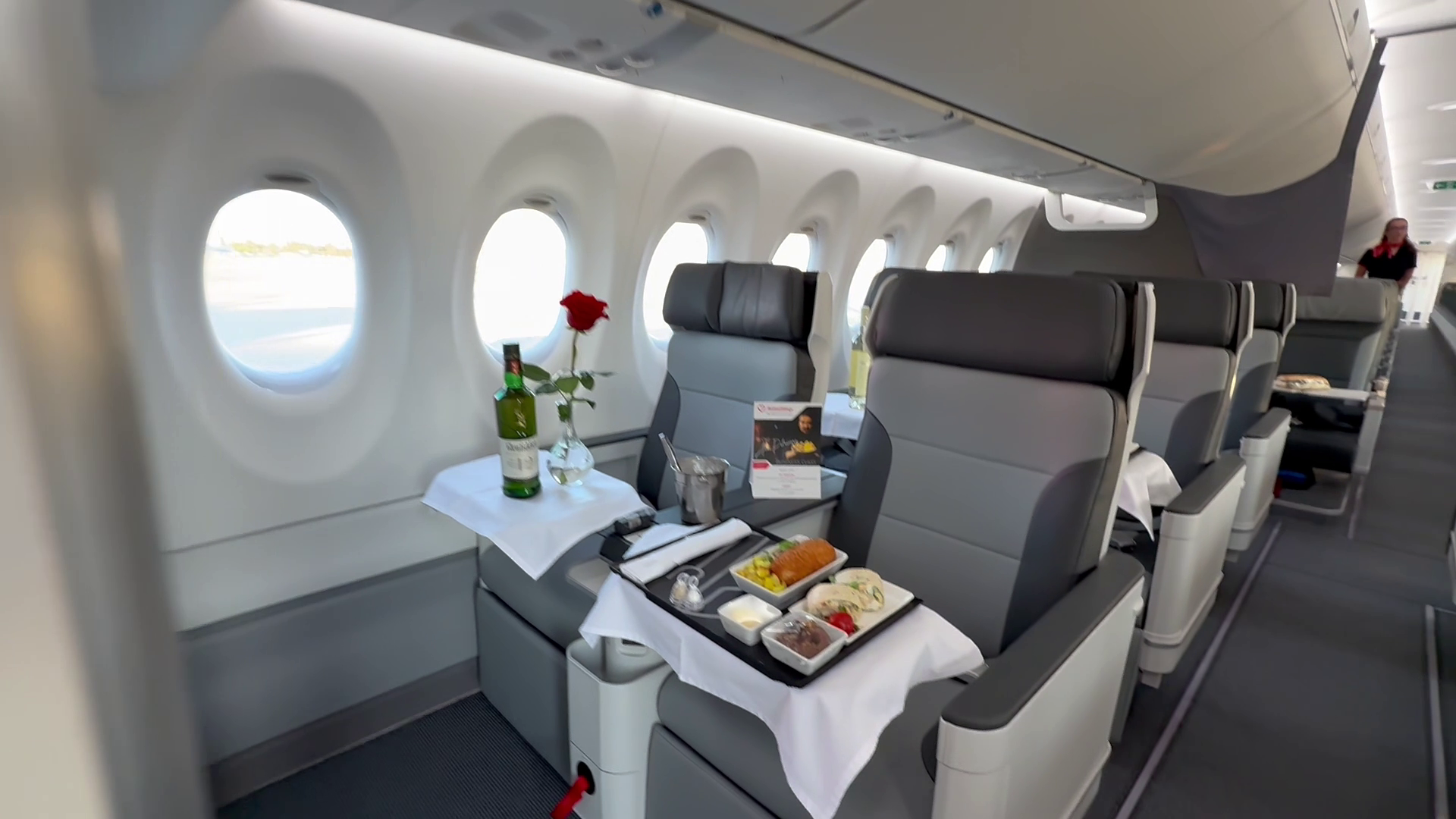 Meniu de lux în cel mai nou Airbus al unei companii românești! Libertatea a urcat la bordul noului avion de peste 100 de milioane de euro