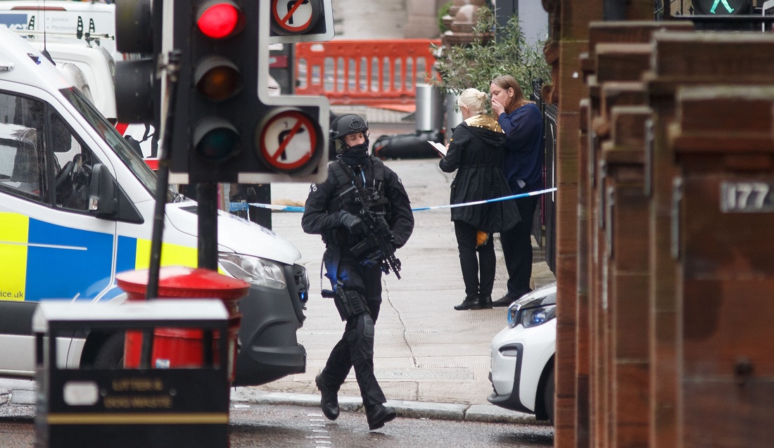 VIDEO | Atac sângeros în Glasgow. Un bărbat a înjunghiat mai multe persoane, înainte să fie împușcat de Poliție