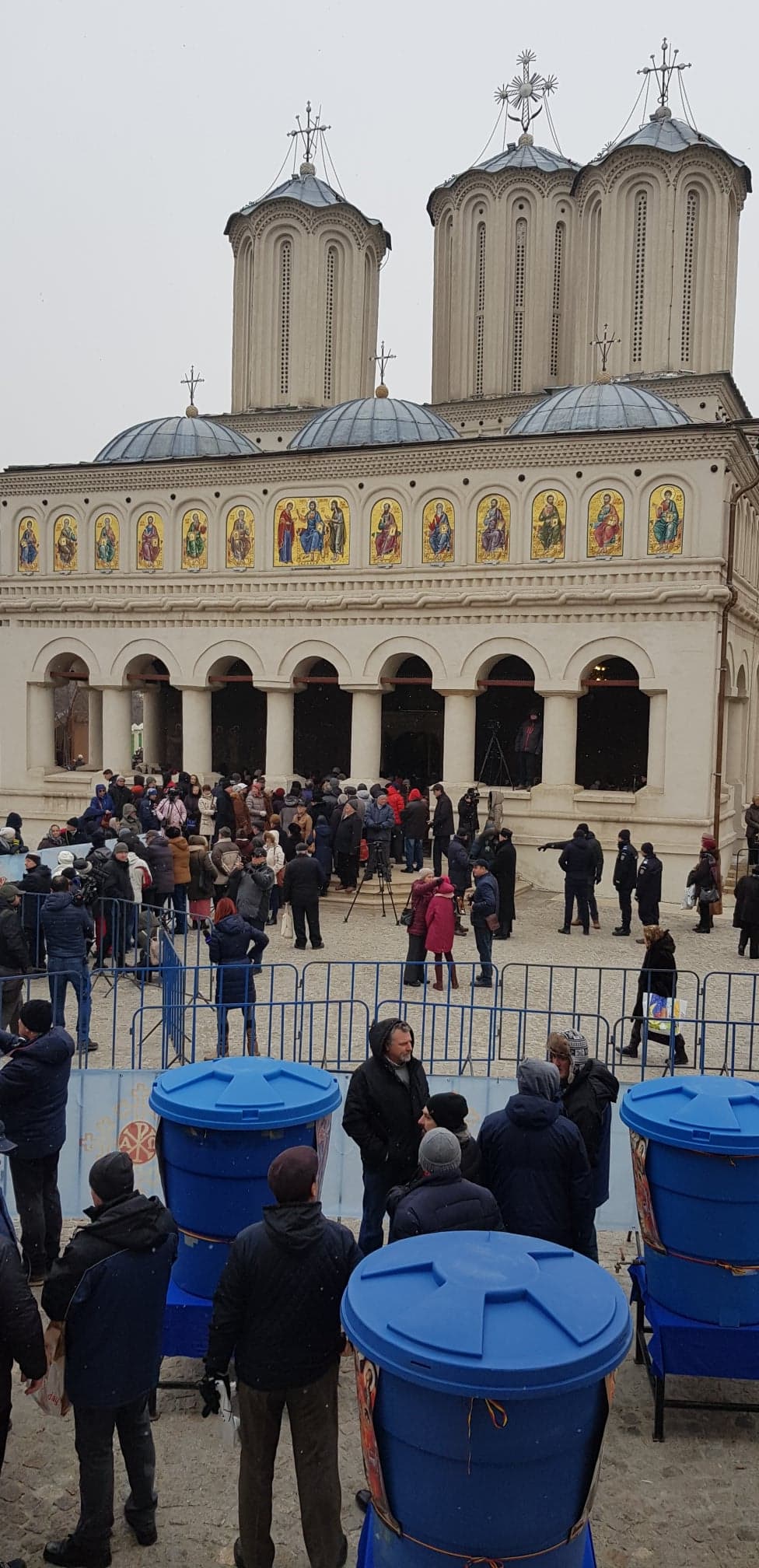 Slujba de Bobotează de la Patriarhie, oficiată de Patriarhul Daniel. Sute de oameni au stat la coadă pentru agheasmă / GALERIE FOTO