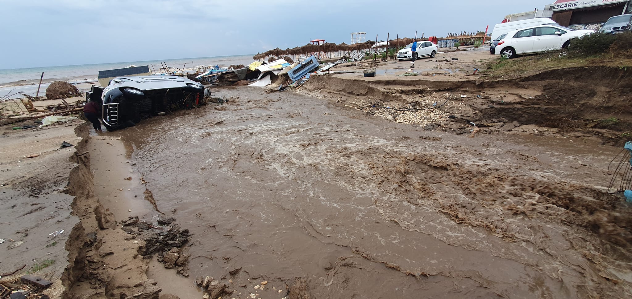 Urmările ploilor puternice de pe litoral. La Mangalia au căzut 200 l/mp. Maşini luate de apă, inundaţii în mai multe staţiuni: dezastru la Venus şi Vama Veche | FOTO