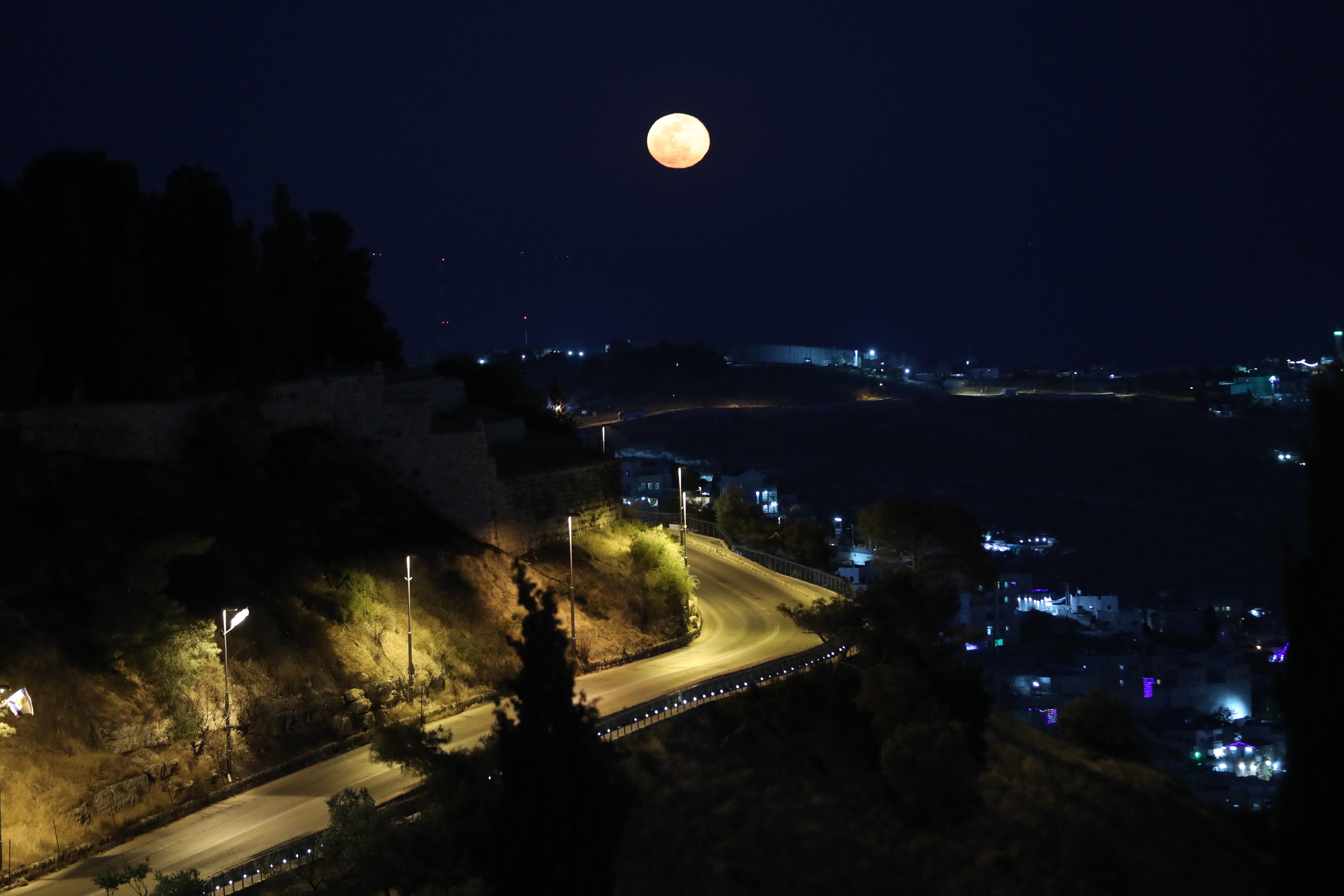 Spectacol pe cer cu superluna roz. Cum a fost surprins fenomenul în imagini