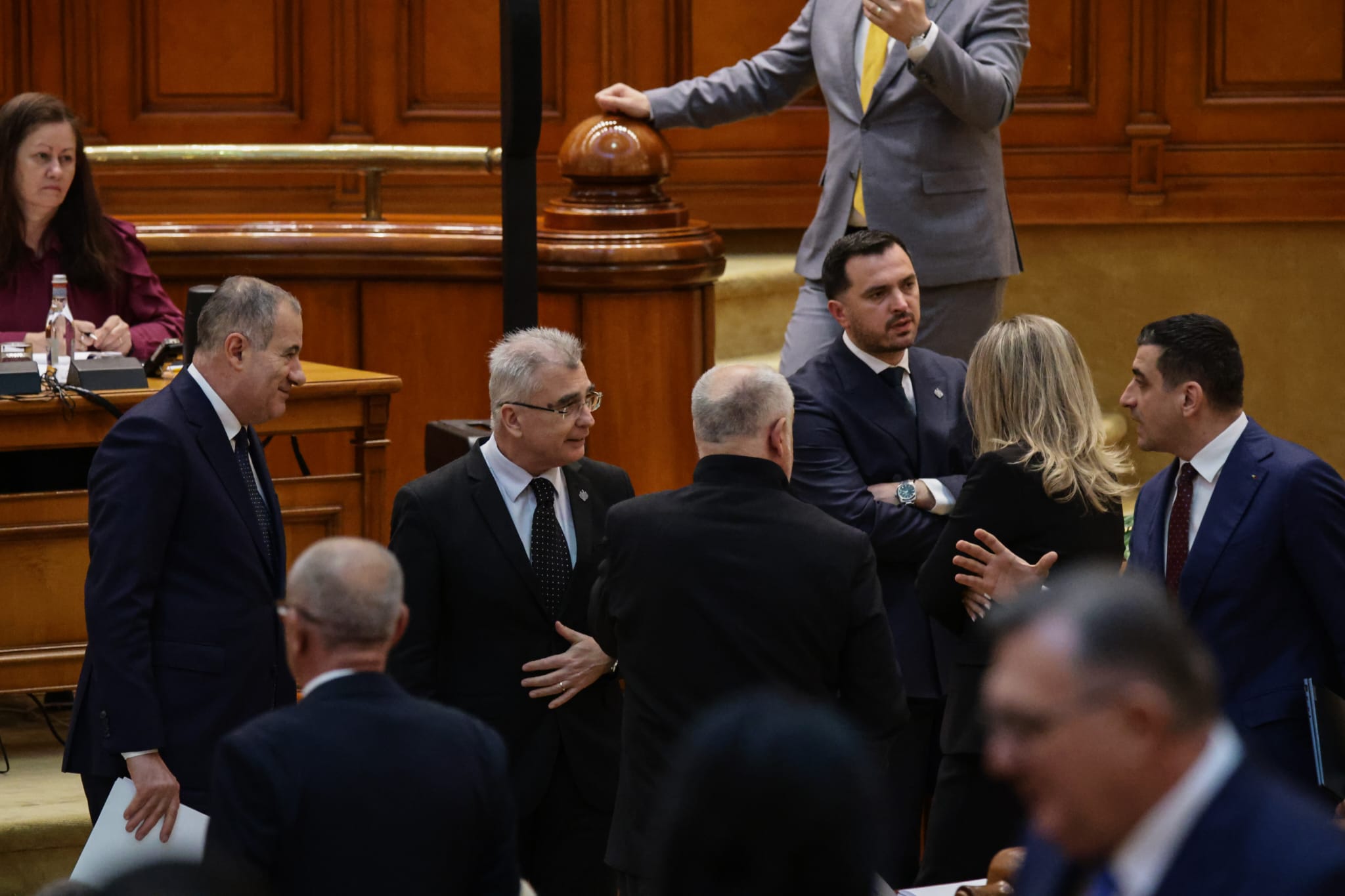 Ce nu s-a văzut la televizor în timpul votului moțiunii de cenzură împotriva Guvernului Bolojan. Negocieri în șoaptă, telefoane pe fugă și calcule la limită