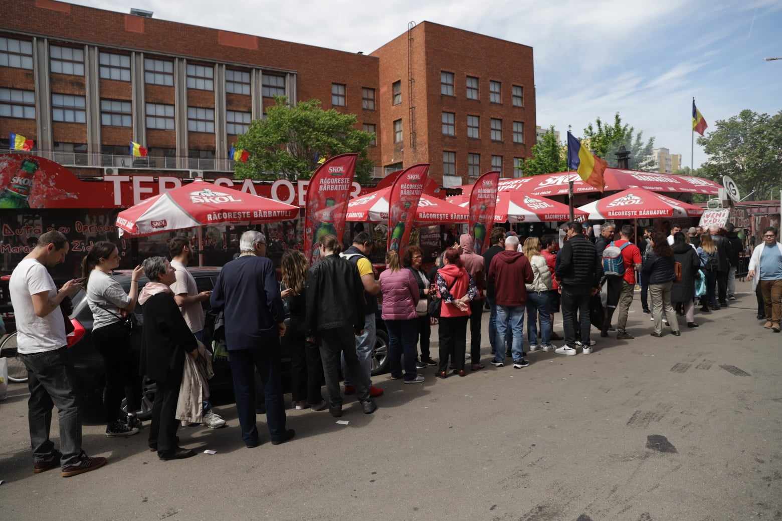 Coadă imensă în Piața Obor din București la micii de 1 Mai. FOTO
