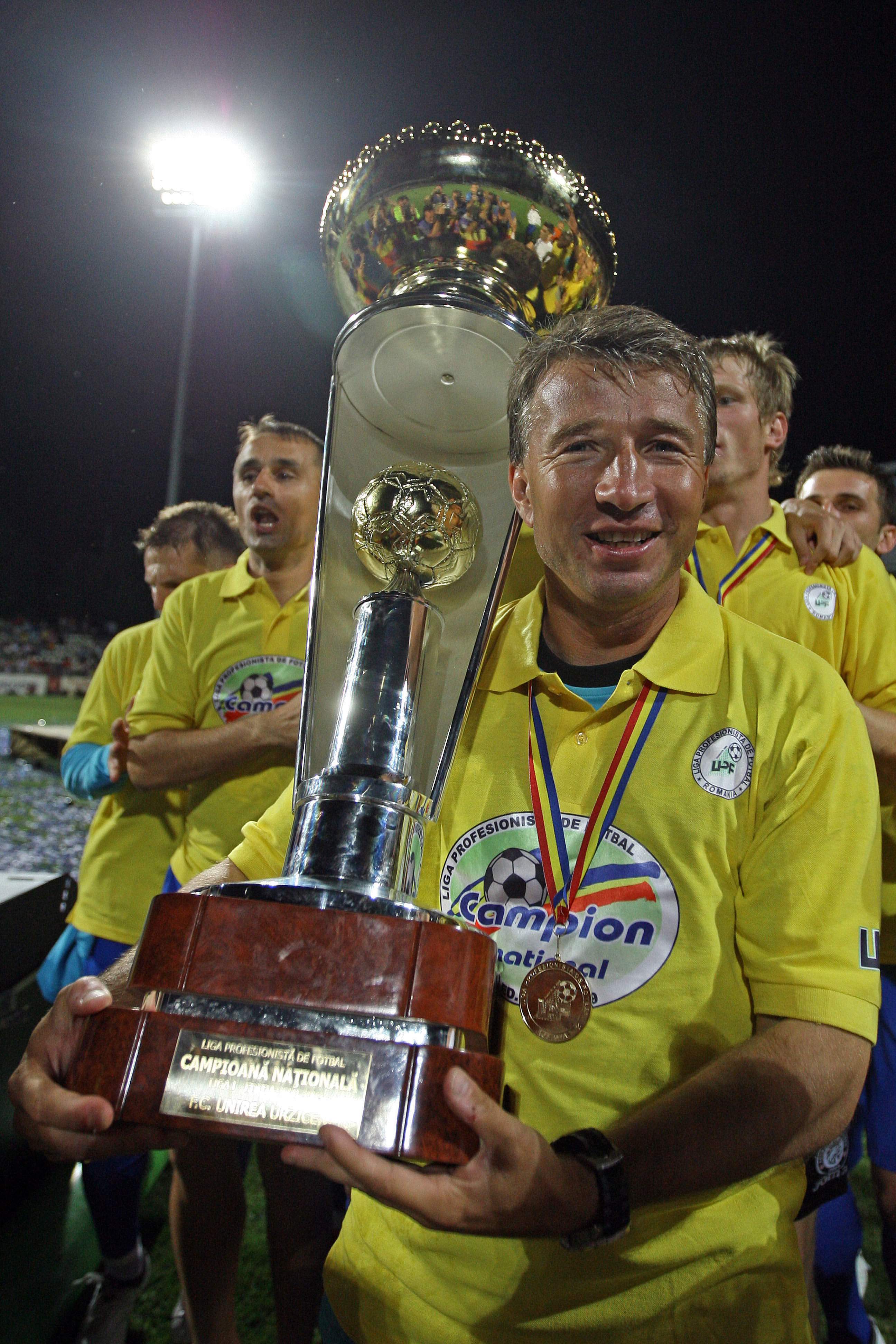 Dan Petrescu, cel mai tare antrenor din Generația de Aur. ”Bursucul”, aproape de al doilea titlu în România