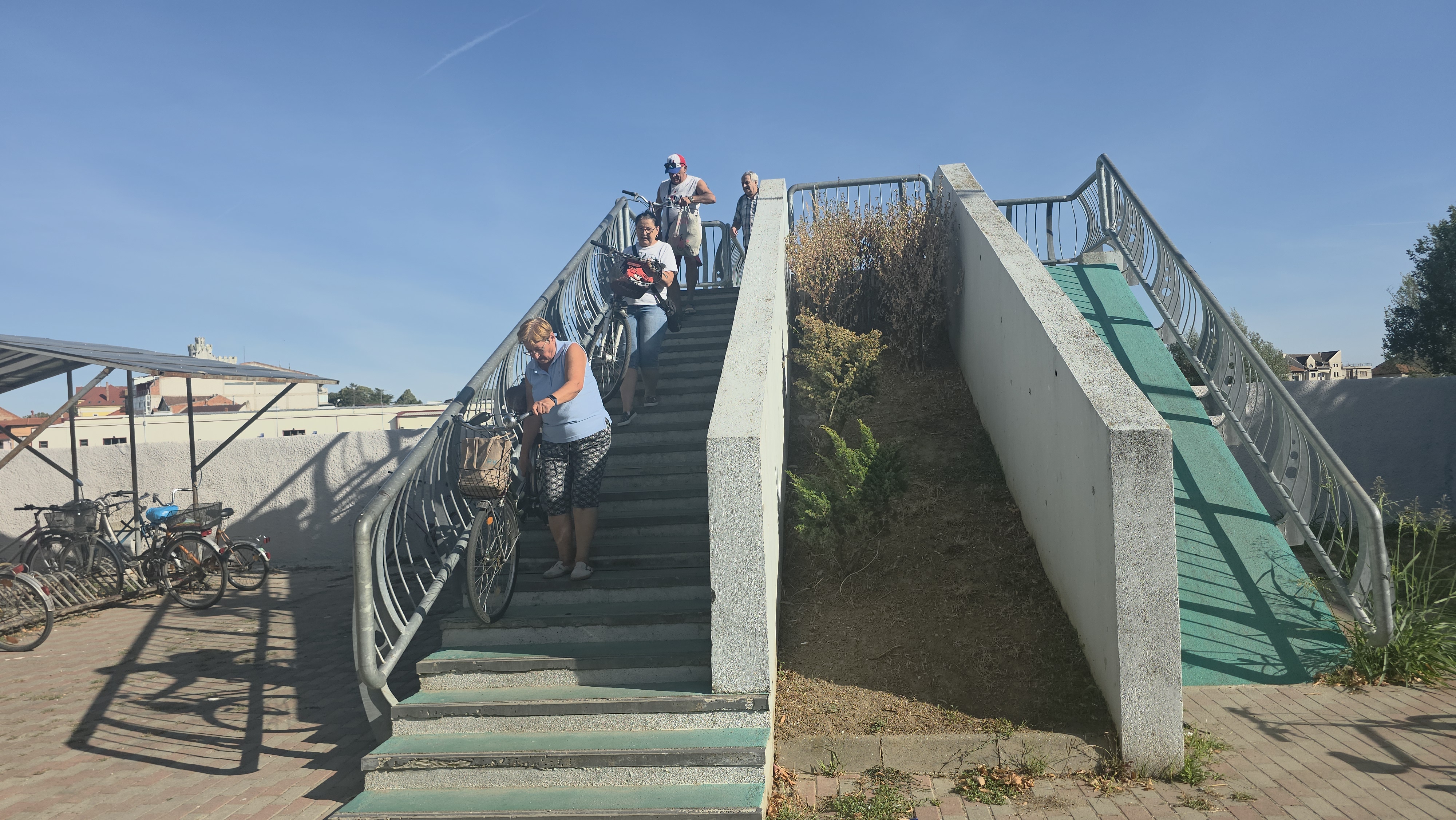 Pod pietonal inaugurat cu alai de fruntași PSD, inaccesibil oamenilor cu dizabilități, bicicliștilor, mamelor cu copii