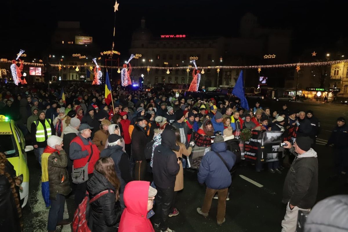 VIDEO & FOTO / Miting în București, la 29 de ani de la Revoluție. Mii de persoane au mărșăluit în memoria eroilor din 1989