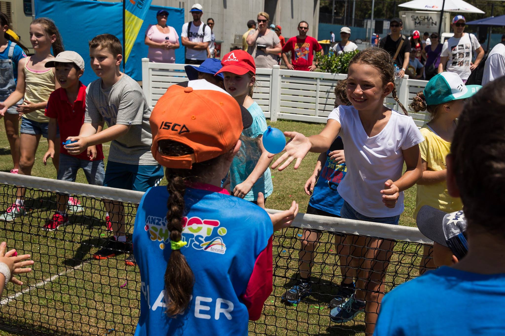 Simona Halep, strălucitoare la petrecerea jucătoarelor. La Sydney, sportiva a fost în formă și la ”Kids Day”, avându-l alături pe bulgarul Grigor Dimitrov, cel mai râvnit bărbat din circuit. Accidentarea care a făcut-o să abandoneze la Brisbane n-a trecut/ FOTO & VIDEO