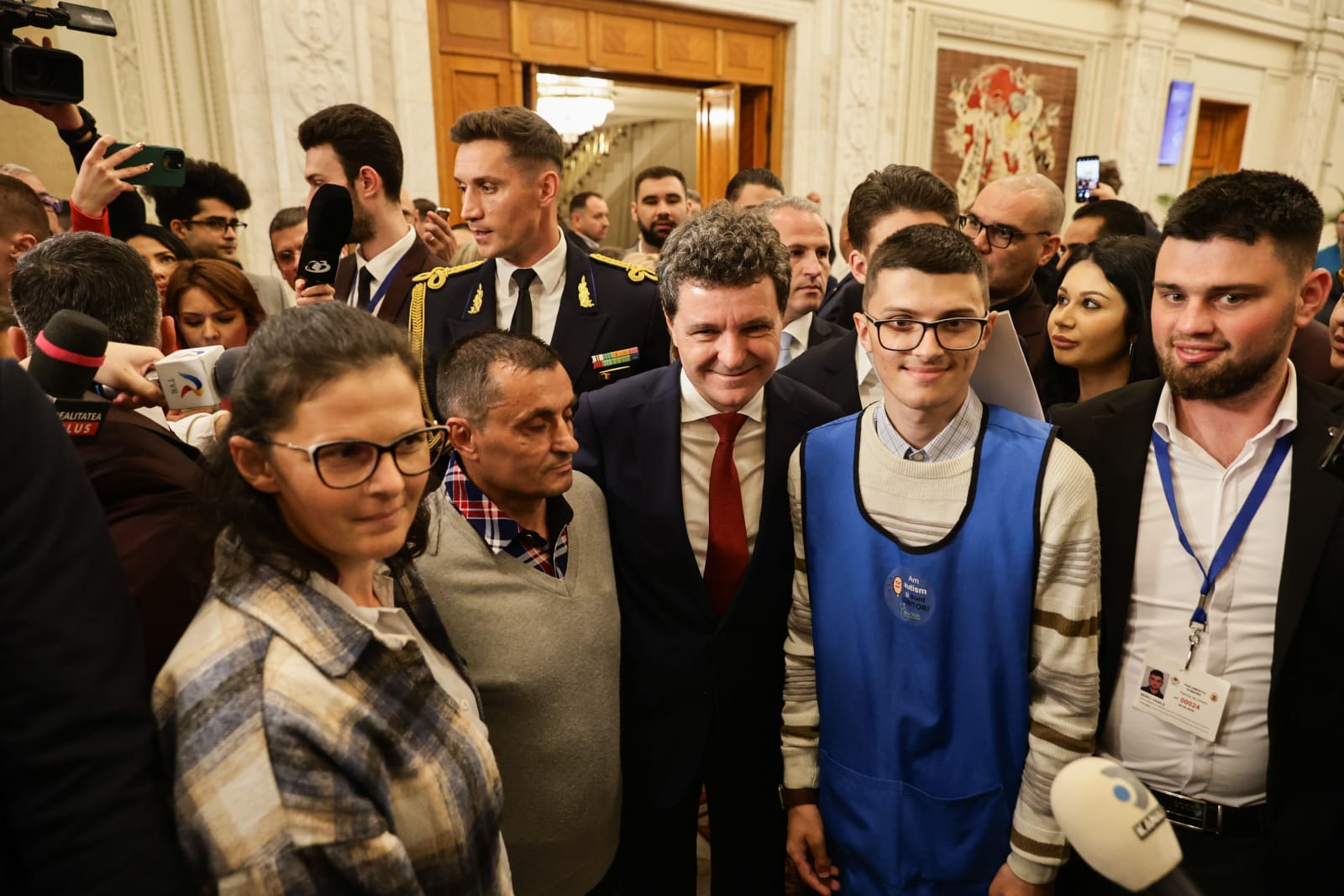 Nicușor Dan arată încă din prima zi că va fi președinte-jucător. Detalii surprinse la ceremonia de învestire: de la buna-dispoziție a lui Băsescu la încolonarea clasei politice | Reportaj