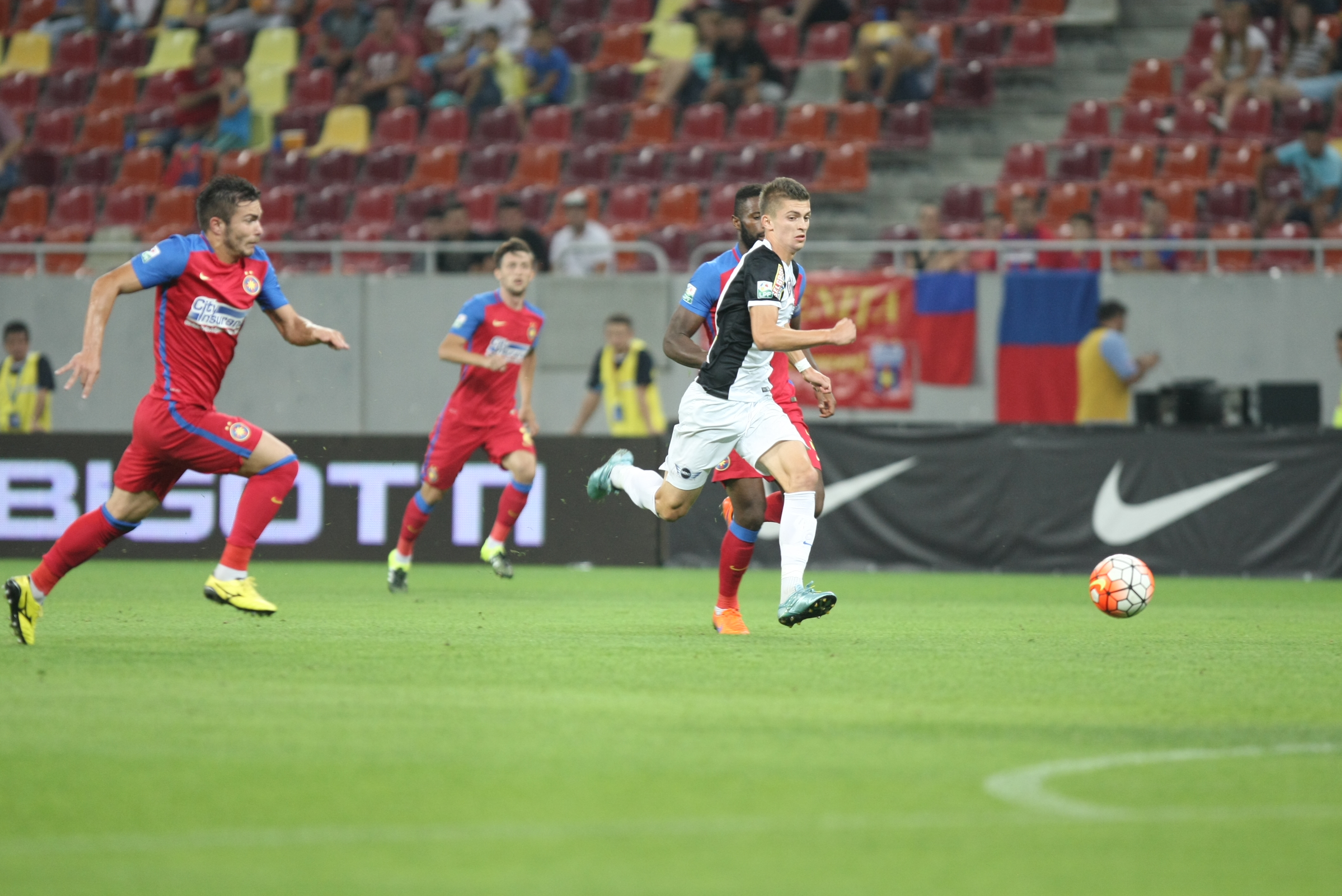 Liga I. Steaua - Viitorul 1-0. Gabi Iancu a fost exclus din lot, dar un alt specialist al loviturilor libere, Nicușor Stanciu, a rezolvat meciul cu un trasor. ^Gică Hagi, eliminat pentru proteste. Varela a jucat volei în careu, dar oaspeții tot n-au primit penalty / FOTO