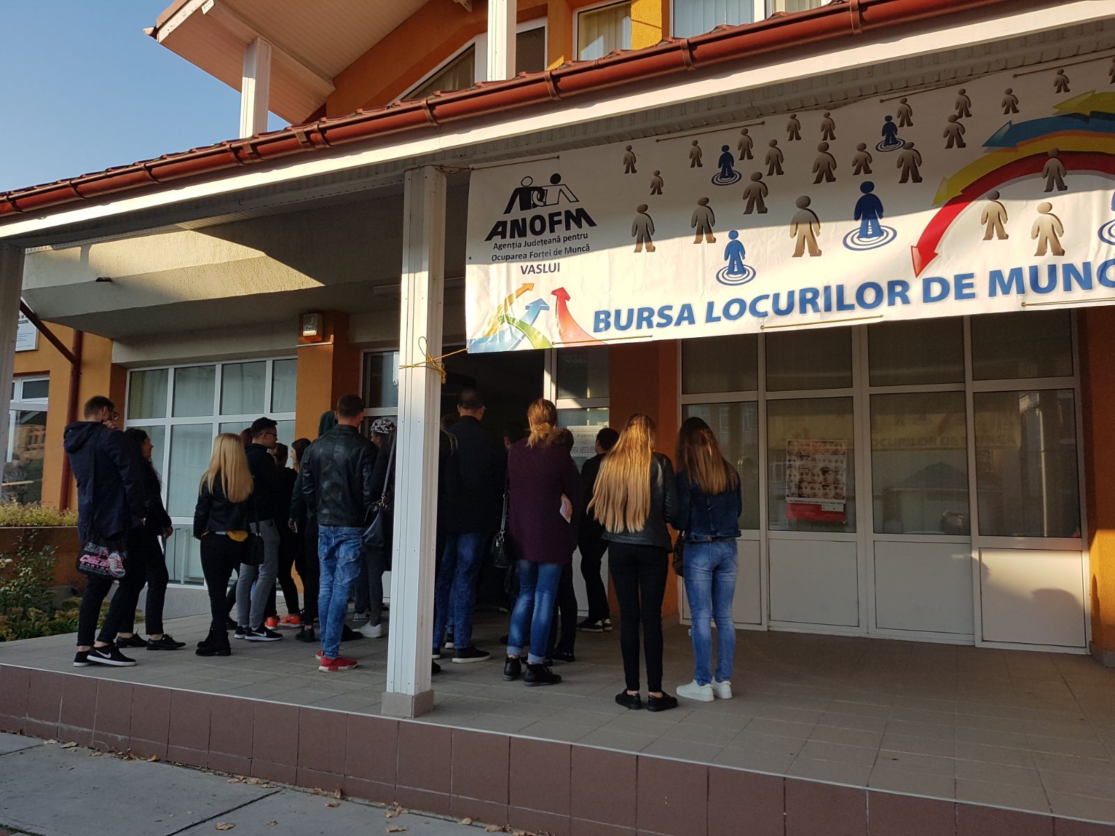 REPORTAJ: Campionii șomajului din România au tratat cu dispreț bursa locurilor de muncă pentru absolvenți de la Vaslui| GALERIE FOTO