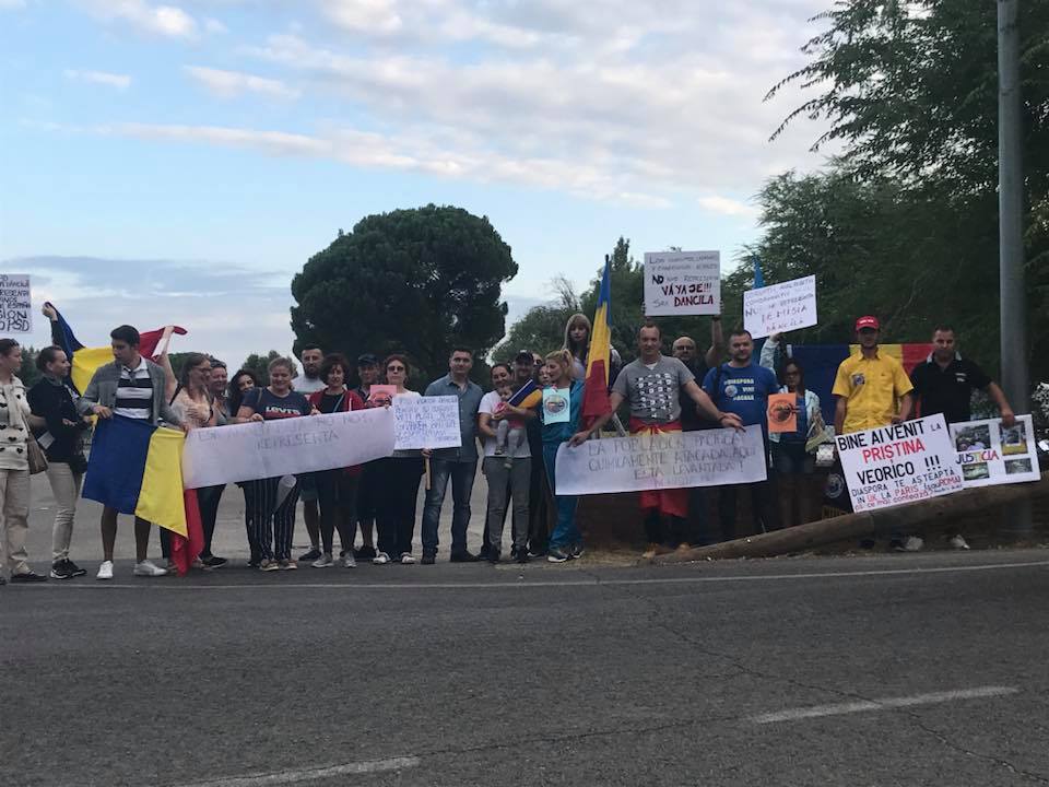 Românii din Spania o primesc pe Viorica Dăncilă cu pancarte și mesaje împotriva penalilor. „Corupţii, hoţii şi condamnaţii penal nu ne reprezintă”