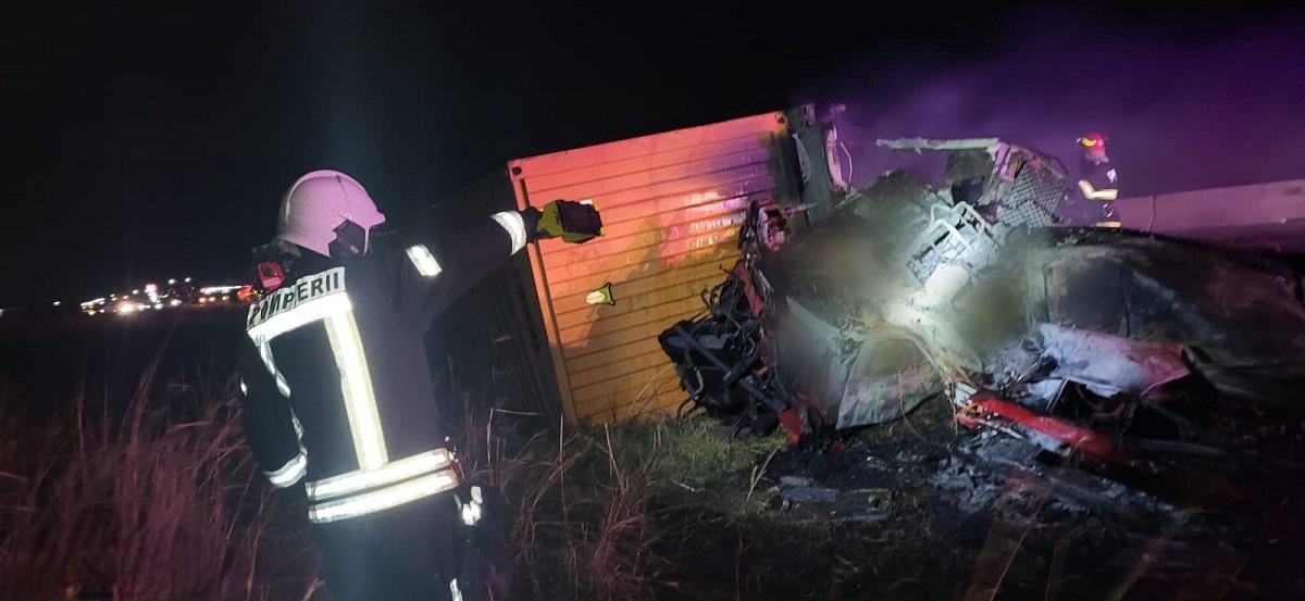 Un șofer de TIR a ars de viu, în Giurgiu, după ce două camioane s-au ciocnit violent și a rămas încarcerat în cabina răsturnată