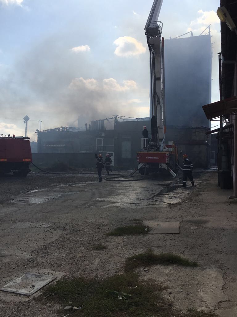 FOTO: Incendiu violent la o patiserie din Oradea. Zeci de pompieri mobilizați și o persoană rănită