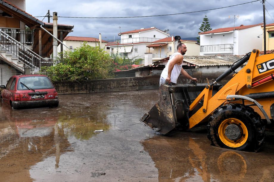 VIDEO. Grecia, devastată de ciclonul Ianos. Cel puţin două persoane şi-au pierdut viaţa, iar mai multe insule au rămas fără curent