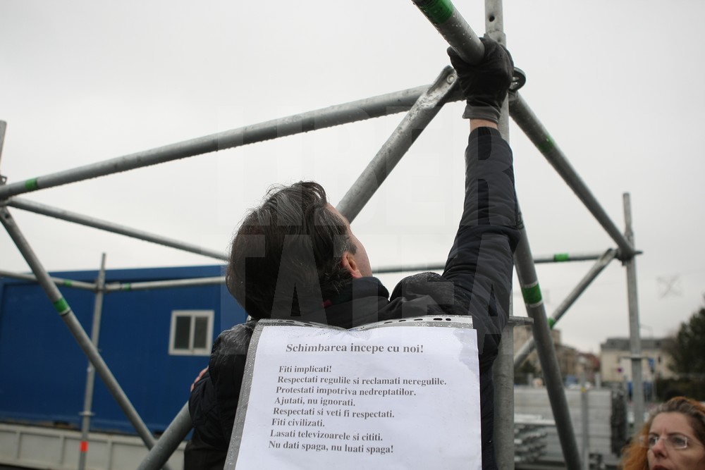 UPDATE. Protest și incidente în Piața Victoriei. Anchetă MAI după împiedicarea organizării târgului de Crăciun/ FOTO