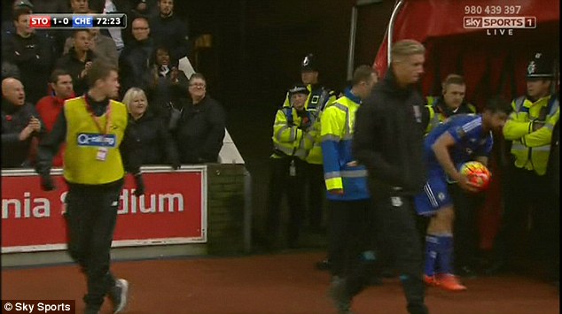 Ziua degetelor mijlocii în Anglia. Diego Costa a lovit un steward în zona sensibilă, golgheterul Jamie Vardy - gesturi obscene la adresa asistentului. Îi paște suspendare / FOTO&VIDEO
