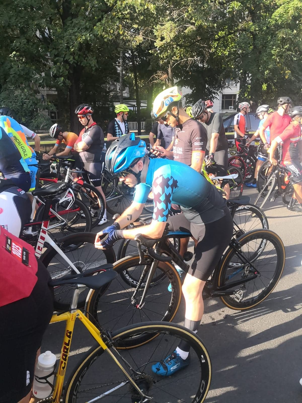 Incident la L'Etape by Tour de France. Doi cicliști au căzut, după ce unul a încercat să evite linia de tramvai