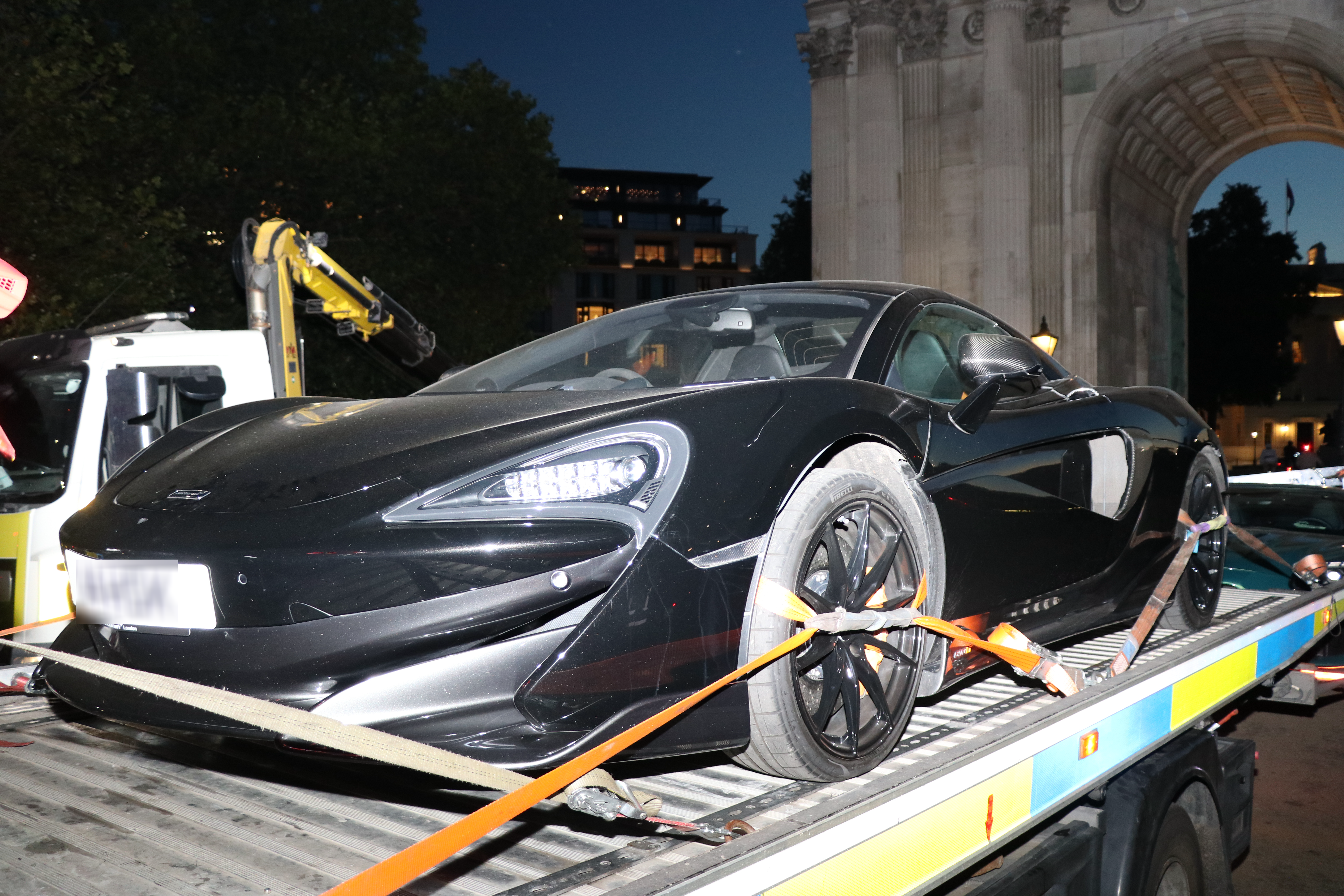 Un polițist a condus un Ferrari extrem de rar, confiscat în trafic, și a fost în culmea fericirii: „Cea mai bună zi din cariera lui”