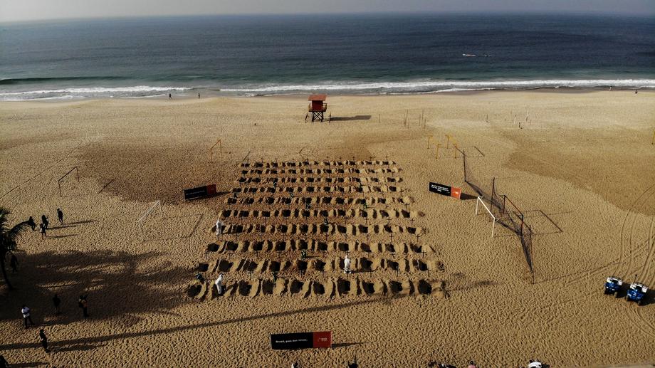 100 de morminte, săpate pe plaja Copacabana. Motivul pentru care au făcut asta voluntarii din Rio de Janeiro