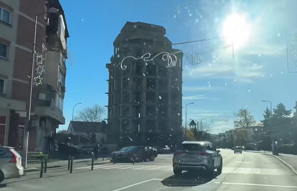 Dan Negru a mers să vadă „Turnul din Pisa made în Câmpina”. Ce a descoperit când a ajuns la locație: „Fraierii nu dispar, doar se transformă”