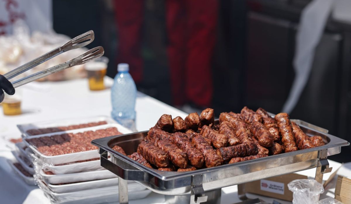 Primul festival al micilor în București: o echipă de bucătari a doborât recordul pentru cel mai lung mic realizat vreodată