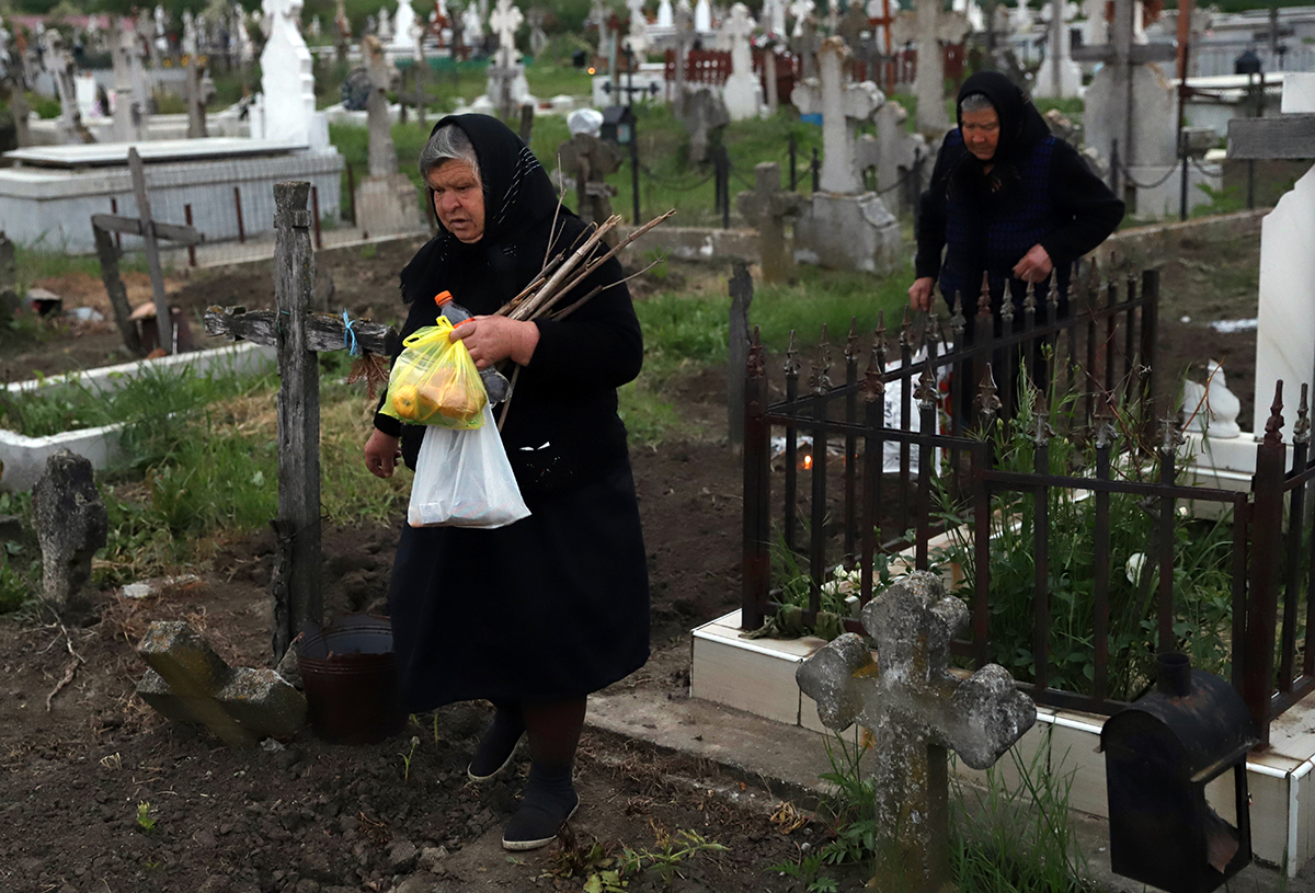 De ce aprind sătenii din Copaciu focul lângă morminte în Joia Mare. „Cu câțiva ani în urmă, aveai impresia că a luat foc cimitirul”