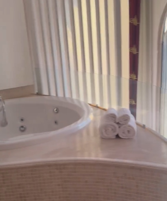 Imagini cu apartamentul de lux în care Vica Blochina a stat în Bodrum. Are jacuzzi, scară interioară și terasă cu vedere la Marea Egee