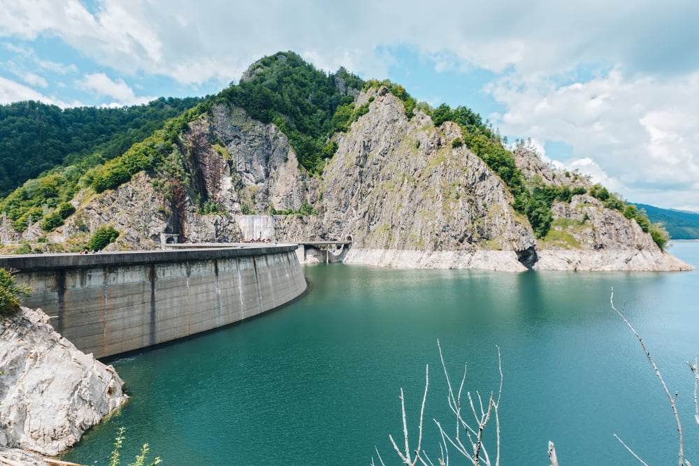 Când se reumple lacul Vidraru: a fost adus inclusiv un elicopter la baraj