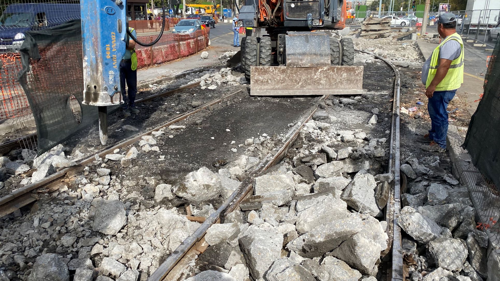 FOTO. În vizită pe șantierul de pe linia lui 41, de la Piața Drumul Taberei. „Băgăm material, muncim fără pauză numai să terminăm la timp”