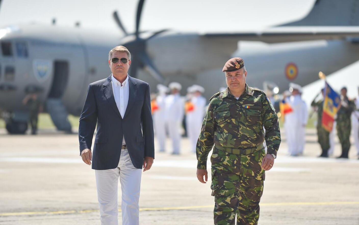 Maurice Munteanu, despre ținutele lui Iohannis în Africa: „Să apari în alb la safari pare ușor sfidător. Nu poți veni ca și cum ai fi Frank Sinatra”