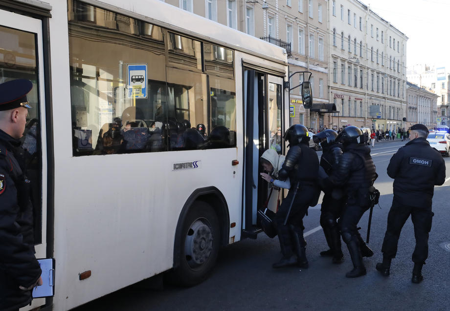 Noi proteste în Rusia, înăbușite brutal de autorități. În Sankt Petersburg, oamenii au strigat „Putin în tranșee” | VIDEO